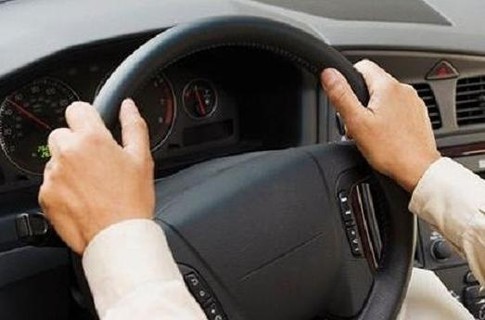 Как правильно держать руки на руле