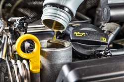 Автомобильное моторное масло: правила выбора и замены