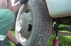 Поменять шины на грузовике своими руками: способы и рекомендации