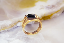 Золотые мужские кольца: модные тенденции и советы по выбору