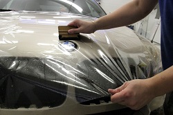 Защитная пленка для кузова автомобиля: достоинства, способы и этапы покрытия