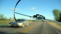 Как избавиться от сколов на стеклах автомобиля: полезные советы