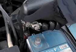 Замена аккумулятора в автомобиле: пошаговая инструкция и правила