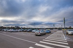 В чем преимущества парковок возле аэропорта: правила использования
