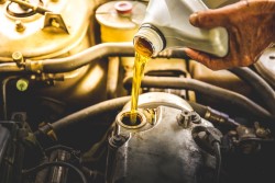Как заменить масло в автомобиле: основные правила и полезные советы 